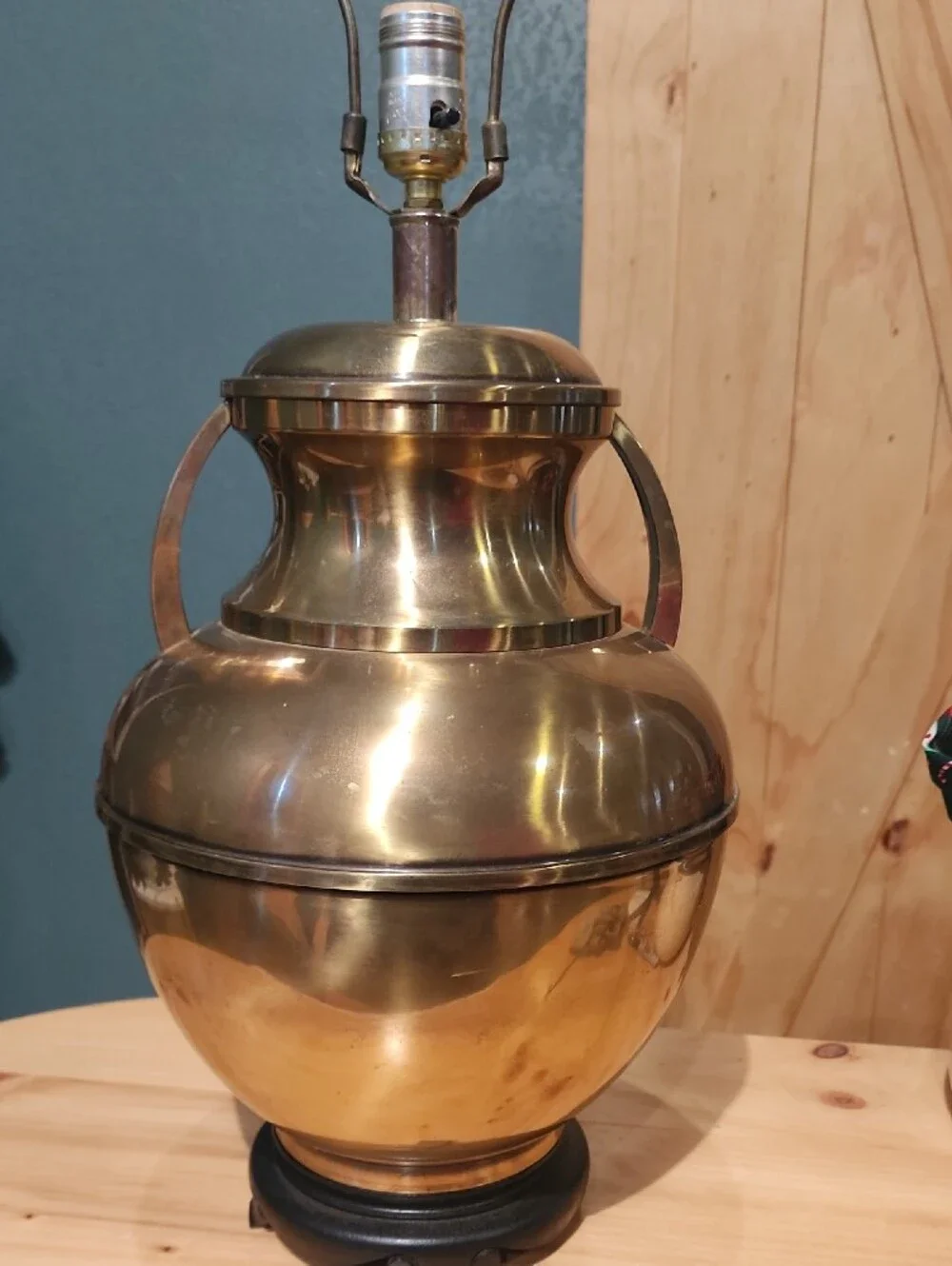 Chinoiserie Large Sculptural Brass Urn Table Lamp with Handles, 1970s